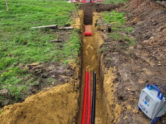 Tranchée électricité et eau vers puits