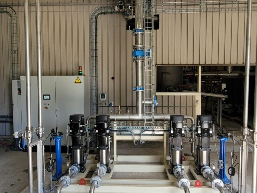 Skid de 4 pompes Grundfos de 30 m³/h. Clapets de pieds, tout inox, vannes d'isolement des cuves