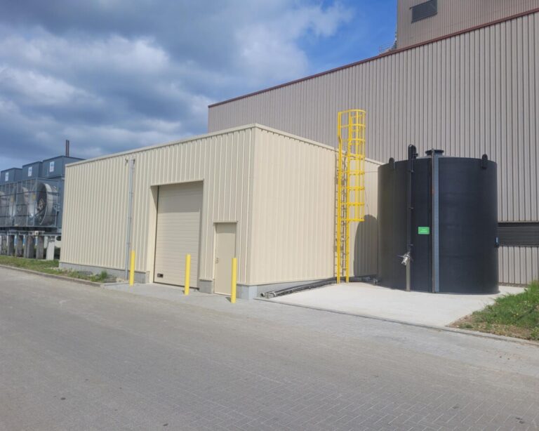 Bâtiment industriel accueuillant le stockage, traitement de l'eau, pompes de distribution, armoire électrique. Cuve de saumure de 40 m³ extérieure.