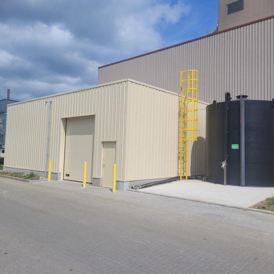 Bâtiment industriel accueuillant le stockage, traitement de l'eau, pompes de distribution, armoire électrique. Cuve de saumure de 40 m³ extérieure.