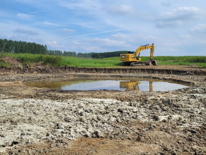 Travaux Esplechin zone humide - Pelleteuse sur chaînes